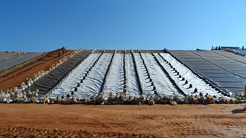 Extend service life and protect against water Protect waterproofing and extend service life: SoilTain® Protect solution