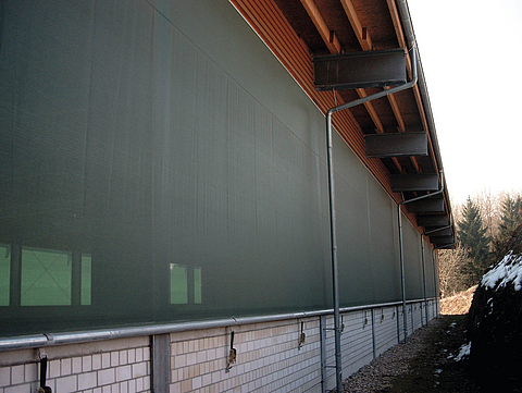 Lubratec roll-up wall as weather and wind protection above the wall base of a hall