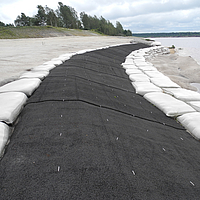 Anpassungsfähige SoilTain Bags von Huesker für sichere Wasserbauwerke