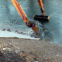 Installation of concrete mats and securing by coherent revetment on the bank of a river