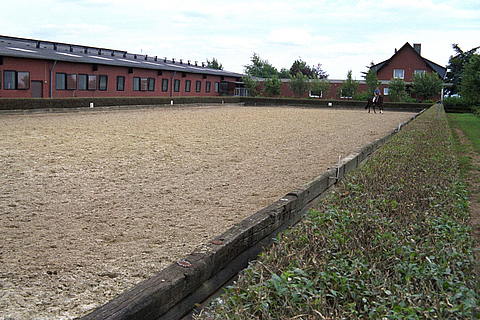 Riding arena reinforced with the Lubratec separating layer