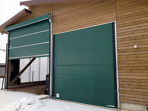 Roller blind system as stable opening option or as wind and weather protection for the dairy cattle stable