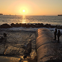 Zwei SoilTain Tubes im Sonnenuntergang zeigen Erosionsschutz und Küstenschutz