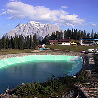 Nonwoven layer for sealing a reservoir lake