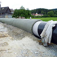 Workers fill the Incomat® Pipeline Cover with concrete
